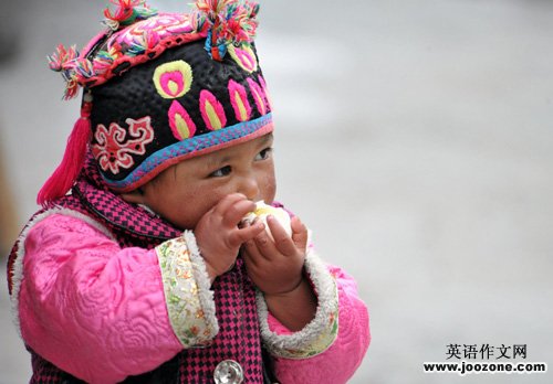 小孩正在吃东西