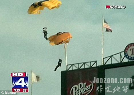 US Army parachutist gets stuck on a flagpole �����ϱ���ɡ�������������