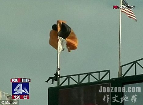 US Army parachutist gets stuck on a flagpole �����ϱ���ɡ�������������